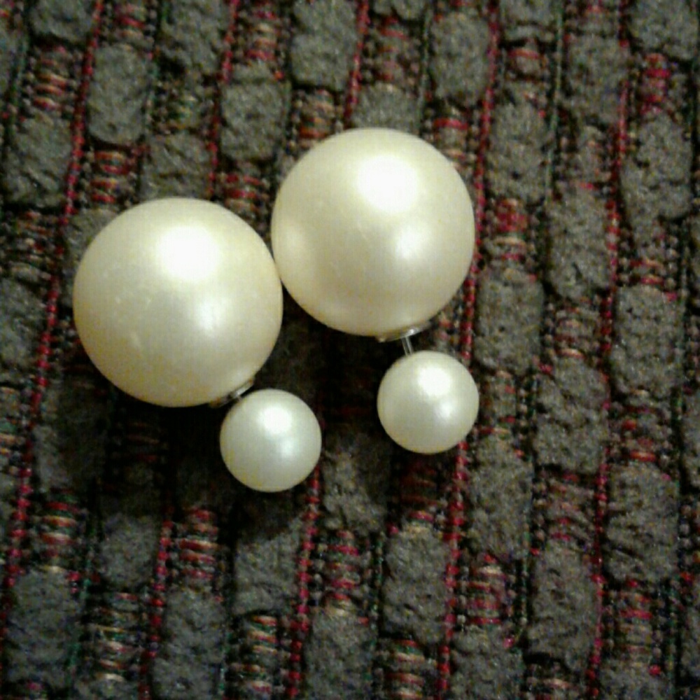 Light yellow ball earrings
